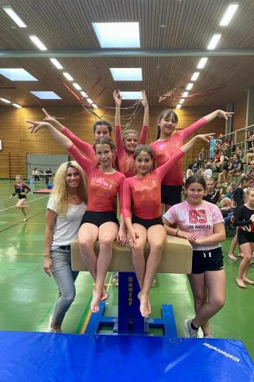 Trainerin Daniela Kunert mit ihren Turnerinnen. Vorne: Daniela Kunert, Annabell Rau, Lia Benhardt, Lisa Olbrich; Hinten: Helena Starz, Ida Meyer, Emma Gandenheimer.