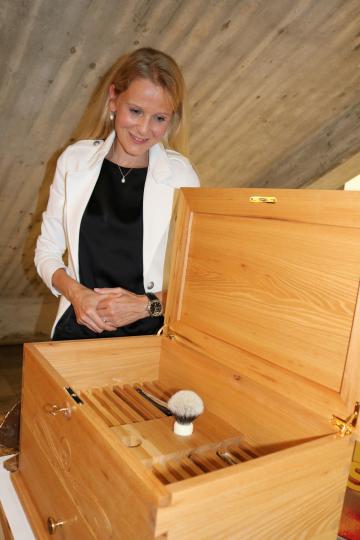 Anja Engelmayer, die Prüfungsbeste, zeigt ihr Gesellenstück.