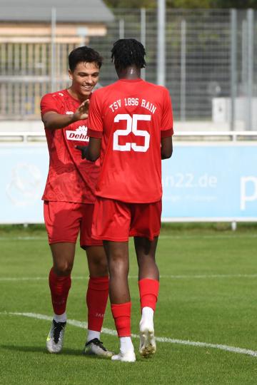 Benjamin Krist freut sich mit Marc Sodji.