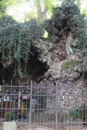 Zu sehen ist die Lourdesgrotte.