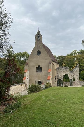 Neben der evangelischen Kirche St. Peter in Christgarten findet sich noch die Ruine des ehemaligen Klosters.