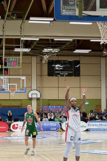 Erika Davenport beim Freiwurf.