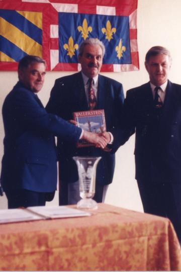 Mit der Übergabe der Urkunde wurde die Partnerschaft besiegelt.