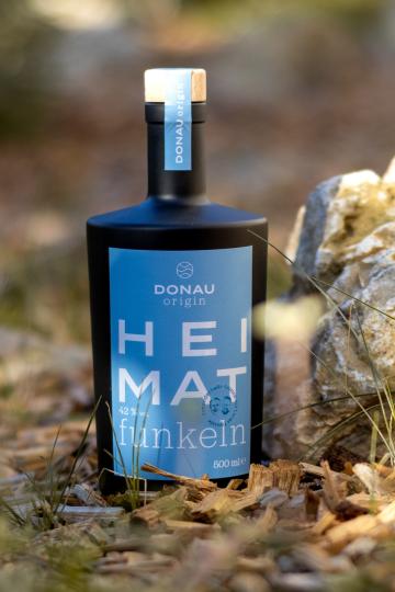 Auf dem Bild ist der Heimatfunkeln Gin zu sehen.