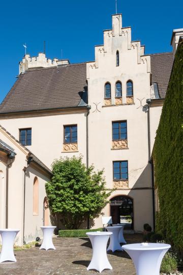 Der Kapellenhof und die Terrasse eignen sich bestens für Empfänge.