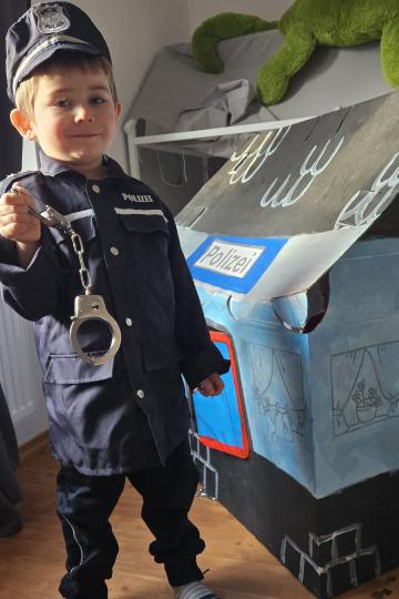 Jan aus Deiningen vor seiner selbstgebastelten Polizeiwache.