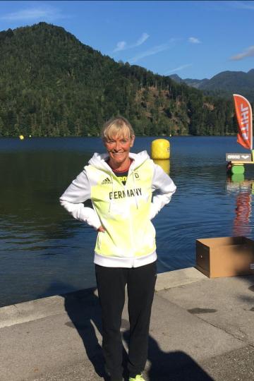Claudia Koch vor der idyllischen Bergkulisse von Kufstein.