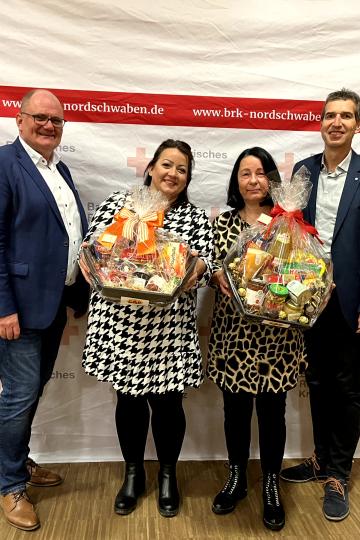 v.l.n.r.: Georg Wiedemann (Personalratsvorsitzender), Nadine Kellner (15 Jahre), Christine Singh (30 Jahre), Arthur Lettenbauer (Kreisgeschäftsführer)