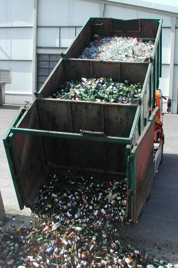 Das Bild zeigt nach Farben getrennte Glas auf einem Lkw. 