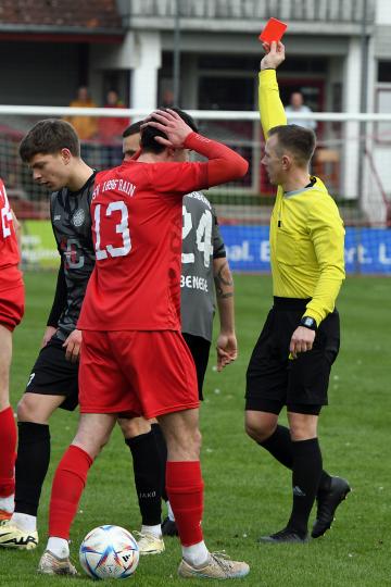 Matej Rados (Mitte) bekommt die Rote Karte