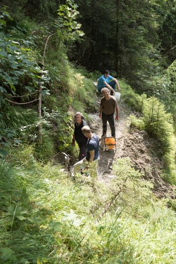 Zwei Jahre lang arbeiteten die Mitarbeiter*innen an der Suche nach Staub und Asche. 