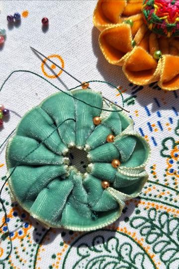 Rüschenblüten aus Stoffresten