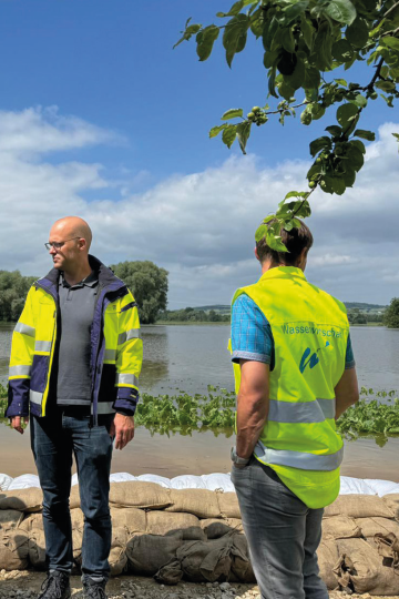 Dr. Nils Führer vom Wasserwirtschaftsamt überzeugt sich vor Ort von den Zuständen.