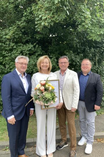 Kreishandwerksmeister Werner Luther, Claudia Uhl, Friseurobermeister Willi Uhl und der Geschäftsführer der Kreishandwerkerschaft Nordschwaben Christoph Schweyer