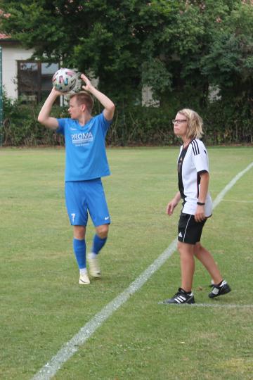 An der Seitenlinie ist Melanie Einberger in ihrem Element.