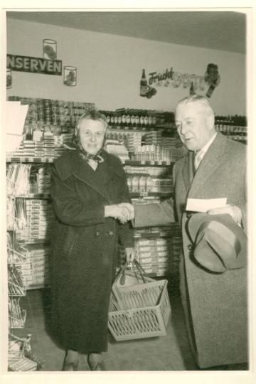 Arthur Proeller begrüßt die erste Kundin in der Filiale in Rain. 