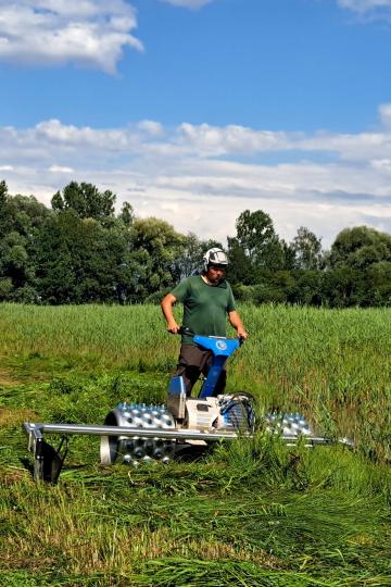 Mit Spezialmaschinen werden die Feuchtflächen gemäht – schonend für Insekten und Amphibien.