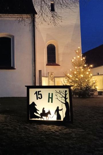 Hier sieht man ein Adventsfenster.