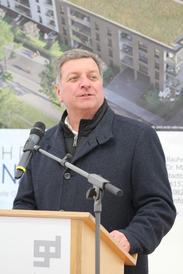 Bayerns Bauminister Christian Bernreiter spricht beim Spatenstich des Bauvorhabens "Hoch der Donau". 