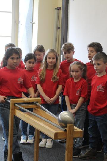 An verschiedenen Stationen konnten die Kinder einzelne Experimente durchführen.