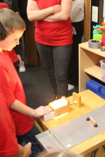 Auch Experimente mit Strom wurden unter Aufsicht von Lehrkräften durchgeführt.