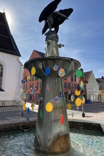Der Künstlerbrunnen wird jedes Jahr neu gestaltet.