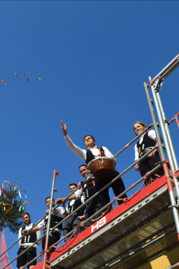 Zum Abschluss gab es den traditionellen Bonbon-Regen für die Kinder.