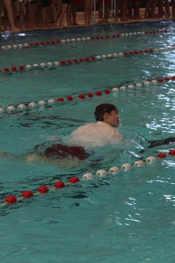 Auch im Schwimmen mit Kleidung mussten sich die Jugendlichen beweisen.