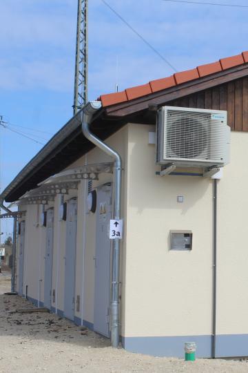 In diesem unscheinbaren Gebäude ist das neue elektronische Stellwerk am Nördlinger Bahnhof beheimatet.