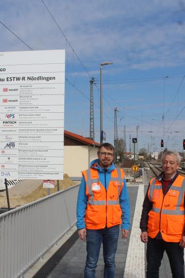 Daniel Mulch (l.), Herbert Margraf (r.) sowie Daniela Rat waren als Projektleitung für den Bau des neuen elektronischen Stellwerks verantwortlich.