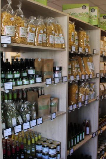 Im Inneren ist die Dorfladenbox wie ein Supermarkt aufgebaut.