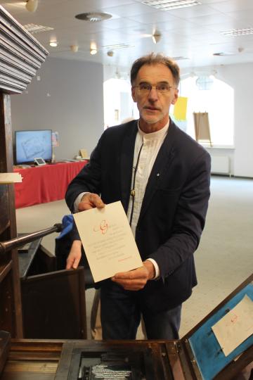 An einem originalgetreuen Nachbau einer Gutenberg-Druckerpresse kann selbst eine Seite gedruckt werden.