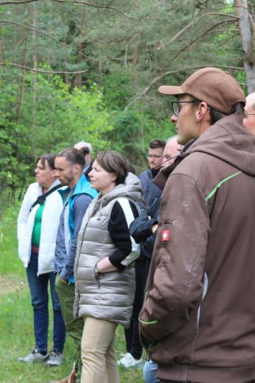 Die stellvertretende Landrätin Claudia Marb informiert sich vor Ort über das Projekt.