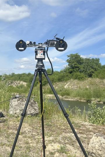 Das Hightech-Gerät mit mehreren Linsen wird im Nördlinger Ries unter realitätsnahen Bedingungen getestet.