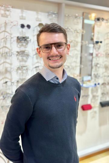 Optiker Laurin Strobl. 