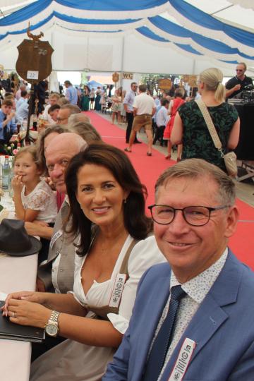 Wolfgang Fackler (l.) und Claudia Marb (2.v.l.) sowie Michaela Kaniber (2.v.r.) und Stefan Rößle (r.) feiern in Genderkingen.
