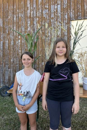 Für Clara (l.) und Nora waren vor allem die Hühner ein Highlight des Besuchs.