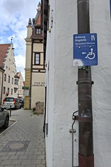 Das neue Hinweisschild weist auf die Engstelle sowie den barrierefreien Übergang hin.