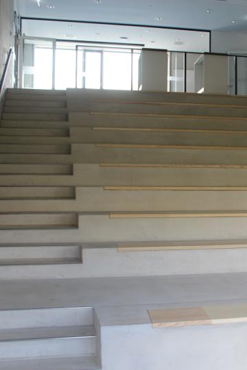 Die Freiflächen können sowohl für Unterricht als auch in der Pause genutzt werden.