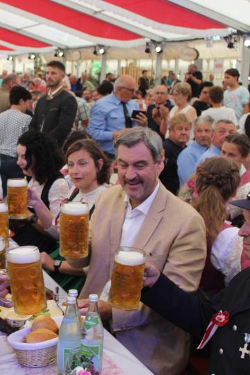 Dr. Markus Söder stößt mit anderen Ehrengästen an.