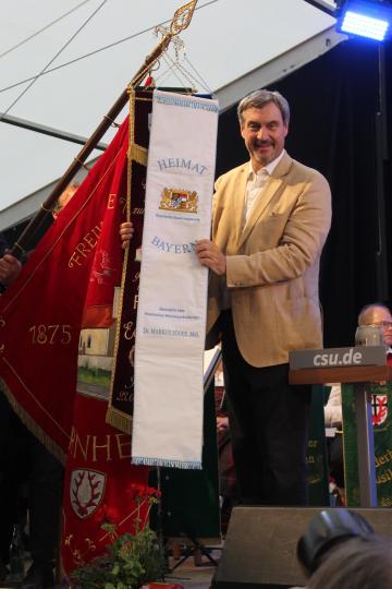 Zu Ehren des Jubiläums gab es für die Freiwillige Feuerwehr einen Ehrenwimpel vom bayerischen Ministerpräsidenten.