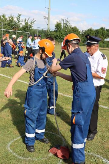 Die Leistungen des Feuerwehrnachwuchses wurden streng beäugt.