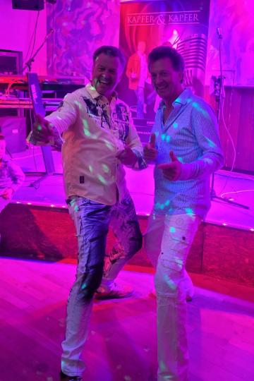 Stefan (l.) und Alfred Kapfer sind bereits seit über 30 Jahren in der Schlagerwelt unterwegs.