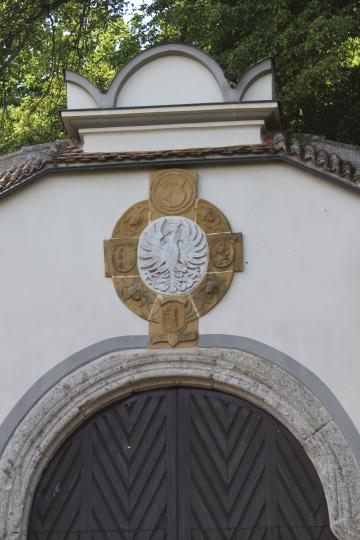 Das Wappen über dem Tor zeugt von der wechselvollen Geschichte des Schlosses.