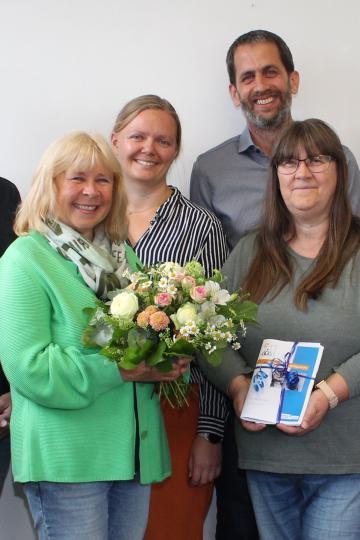 Gerda Klaus eingerahmt vom Team der OBA und der Geschäftsführung von links: Hubert Dumberger, Gerda Klaus, Sarah Heydecker, Johannes Beck, Elke Beck, Vanessa Faller, Regina Ströbele