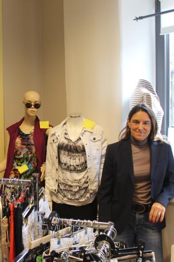 Die Kleidungsstücke werden wie in einer Boutique präsentiert.