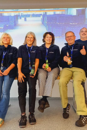 Erfahrene Guides führen ab Oktober Besucher durch das Werk von Oettinger Getränke. Dazu zählen auch (von links) Markus Steinhöfer, Karin Wiedemann, Karin Elterlein, Barbara Forster, Erwin Knoll, Bernd Lindörfer.