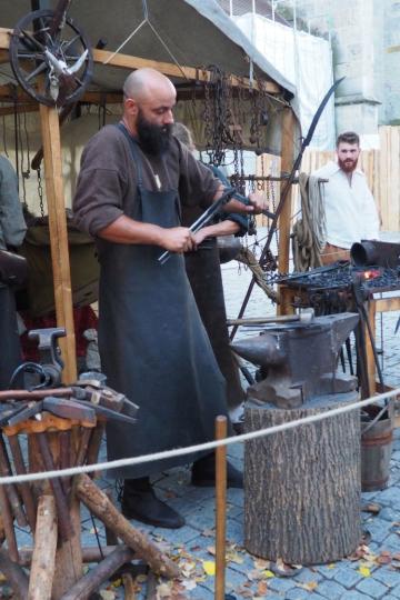 Auch mittelalterliche Handwerker zeigen ihr Können.