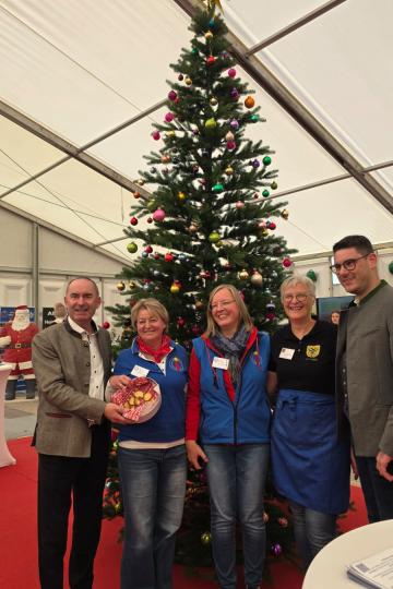 Auch Bayerns Wirtschaftsminister Hubert Aiwanger (l.) schaute zum Plätzchen backen vorbei.
