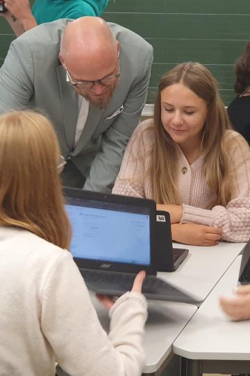 Dr. Fabian Mehring schaute den Schülern bei ihrem Umgang mit dem Thema Künstliche Intelligenz über die Schulter.